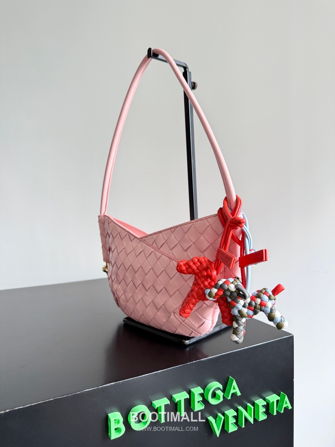 Bottega Veneta Intrecciato Dog Charm Leather Bag 보테가 베네타 인트레치아토 도그 참 가죽 백참 2