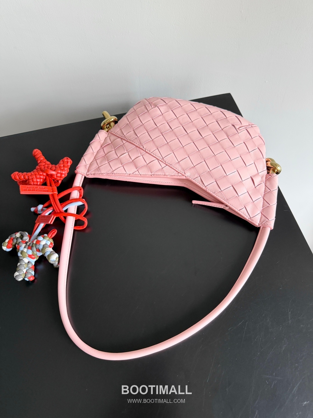 Bottega Veneta Intrecciato Dog Charm Leather Bag 보테가 베네타 인트레치아토 도그 참 가죽 백참 3