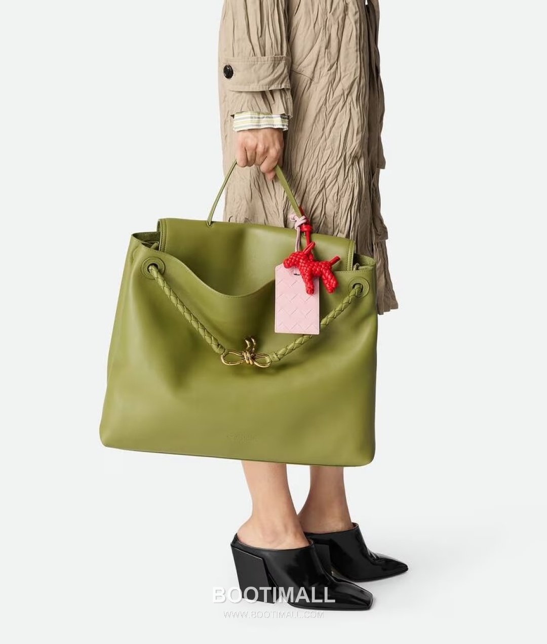 Bottega Veneta Intrecciato Dog Charm Leather Bag 보테가 베네타 인트레치아토 도그 참 가죽 백참 5