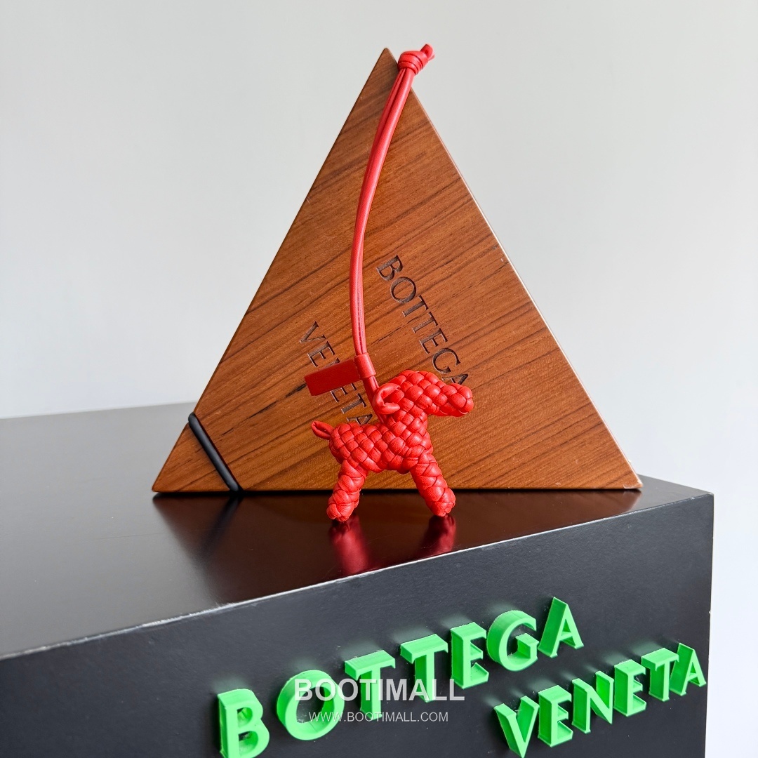 Bottega Veneta Intrecciato Dog Charm Leather Bag 보테가 베네타 인트레치아토 도그 참 가죽 백참 7