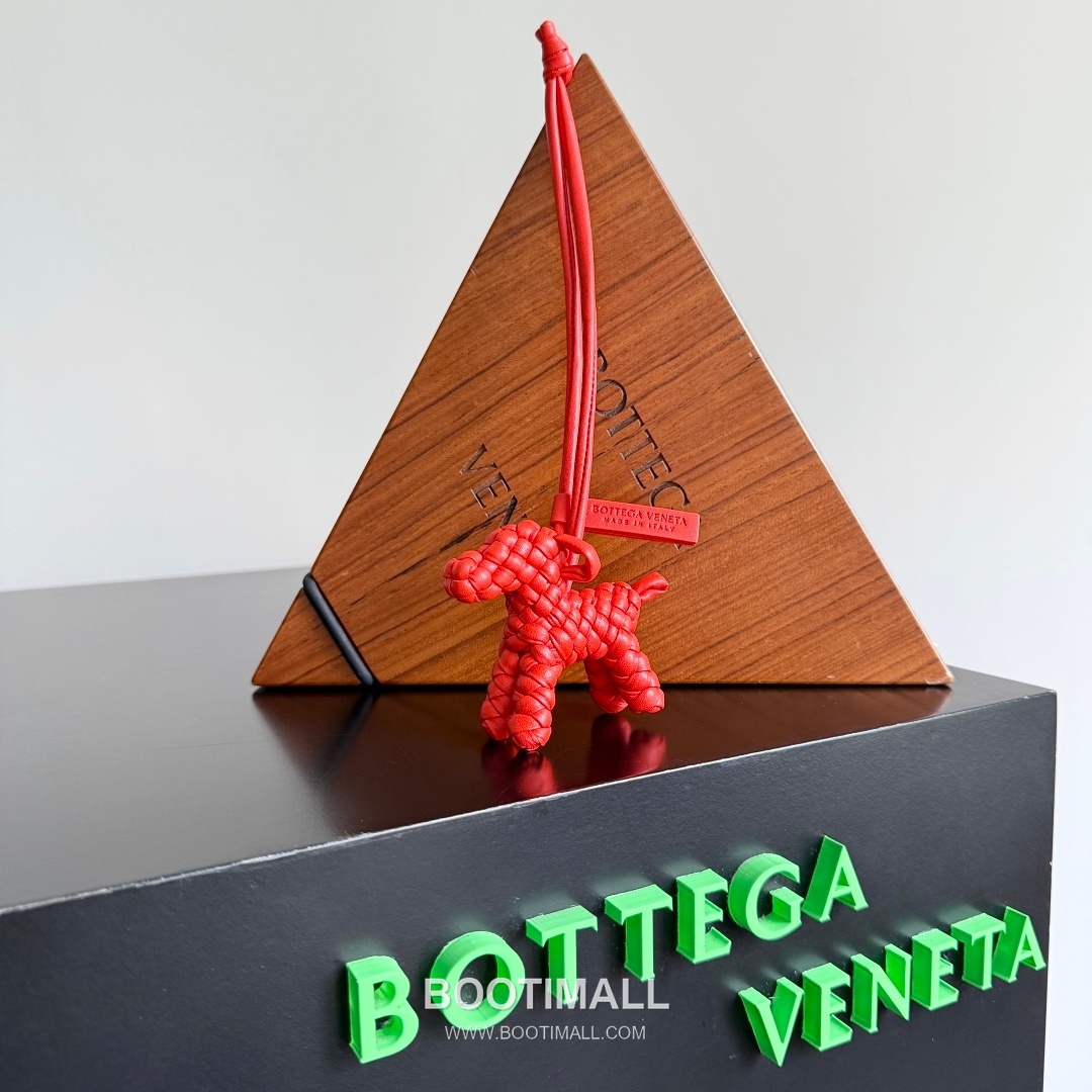 Bottega Veneta Intrecciato Dog Charm Leather Bag 보테가 베네타 인트레치아토 도그 참 가죽 백참 8