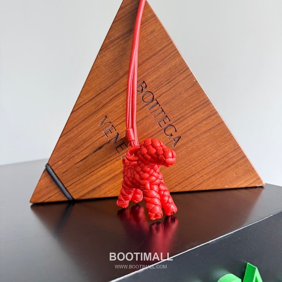 Bottega Veneta Intrecciato Dog Charm Leather Bag 보테가 베네타 인트레치아토 도그 참 가죽 백참 9