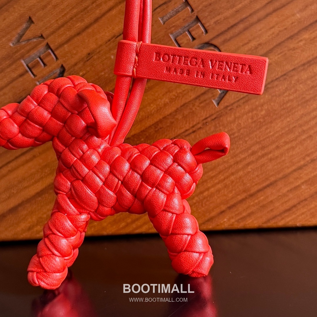 Bottega Veneta Intrecciato Dog Charm Leather Bag 보테가 베네타 인트레치아토 도그 참 가죽 백참 10