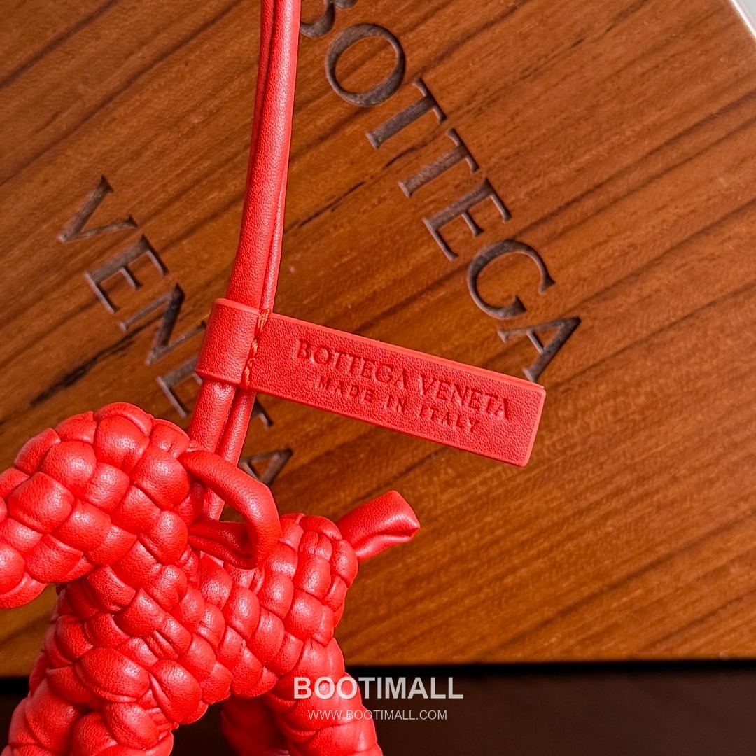 Bottega Veneta Intrecciato Dog Charm Leather Bag 보테가 베네타 인트레치아토 도그 참 가죽 백참 13