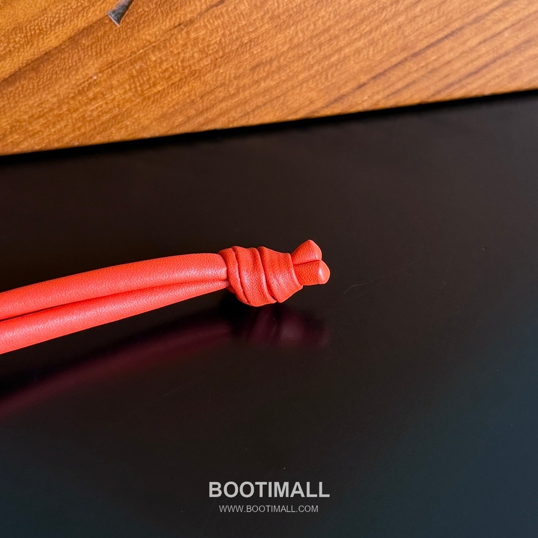 Bottega Veneta Intrecciato Dog Charm Leather Bag 보테가 베네타 인트레치아토 도그 참 가죽 백참 14