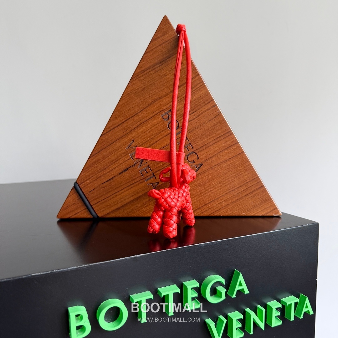 Bottega Veneta Intrecciato Dog Charm Leather Bag 보테가 베네타 인트레치아토 도그 참 가죽 백참 15