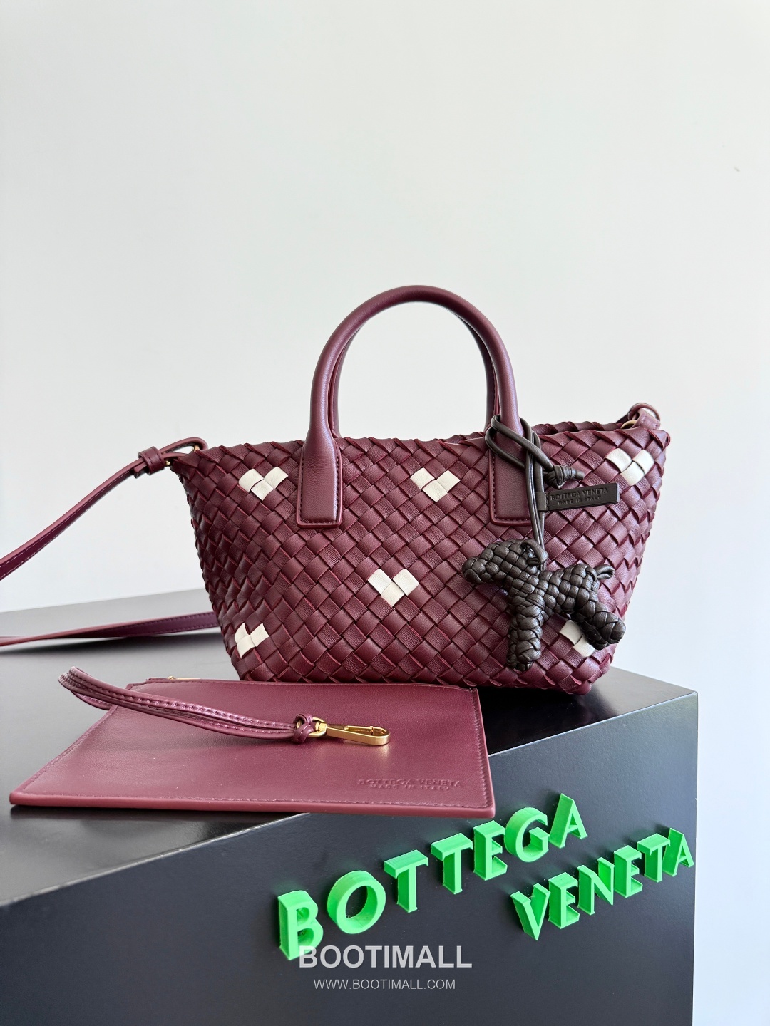 Bottega Veneta Intrecciato Dog Charm Leather Bag 보테가 베네타 인트레치아토 도그 참 가죽 백참 4