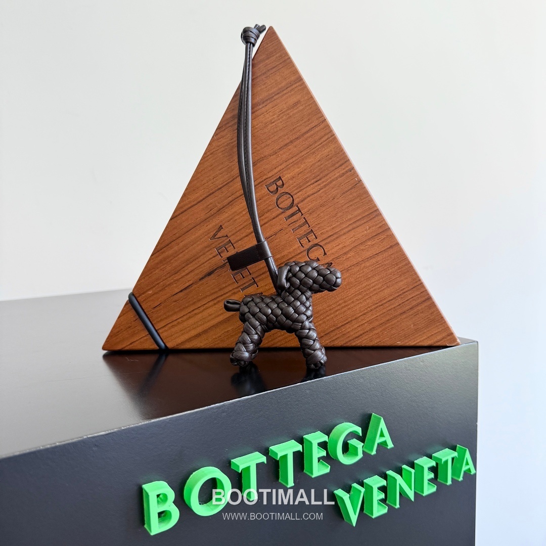 Bottega Veneta Intrecciato Dog Charm Leather Bag 보테가 베네타 인트레치아토 도그 참 가죽 백참 5