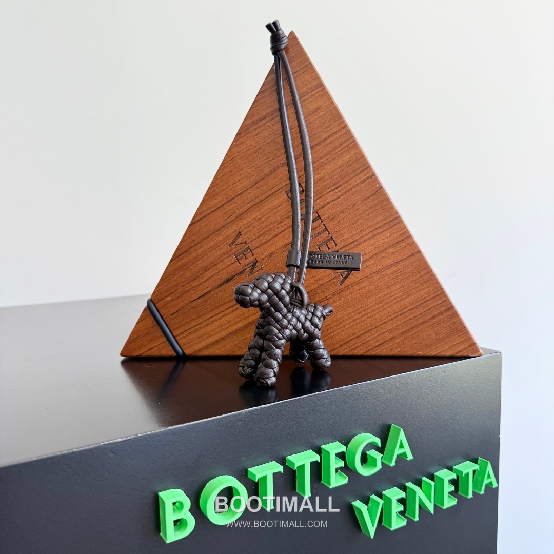 Bottega Veneta Intrecciato Dog Charm Leather Bag 보테가 베네타 인트레치아토 도그 참 가죽 백참 6