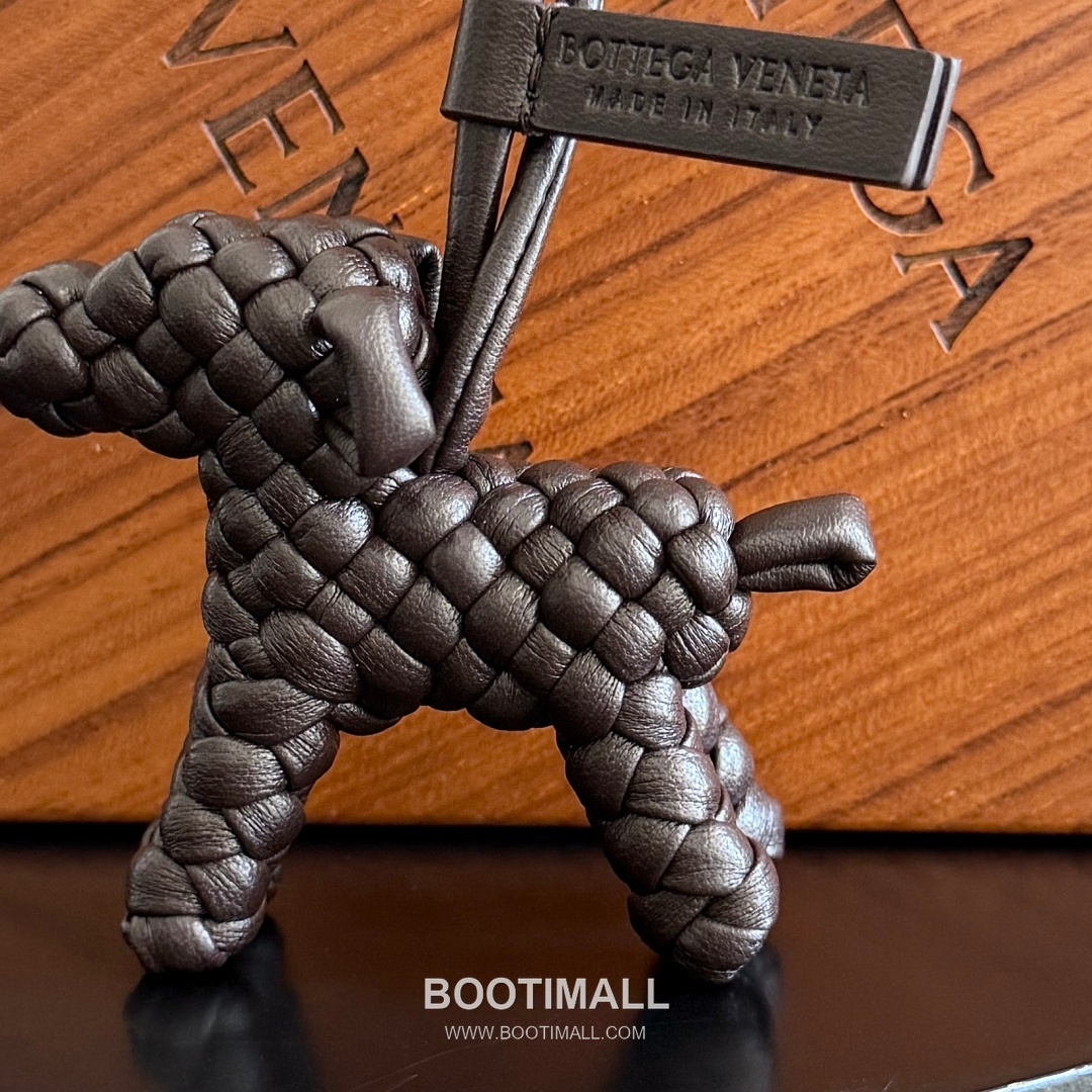 Bottega Veneta Intrecciato Dog Charm Leather Bag 보테가 베네타 인트레치아토 도그 참 가죽 백참 8