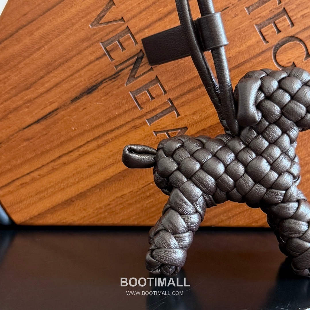 Bottega Veneta Intrecciato Dog Charm Leather Bag 보테가 베네타 인트레치아토 도그 참 가죽 백참 9