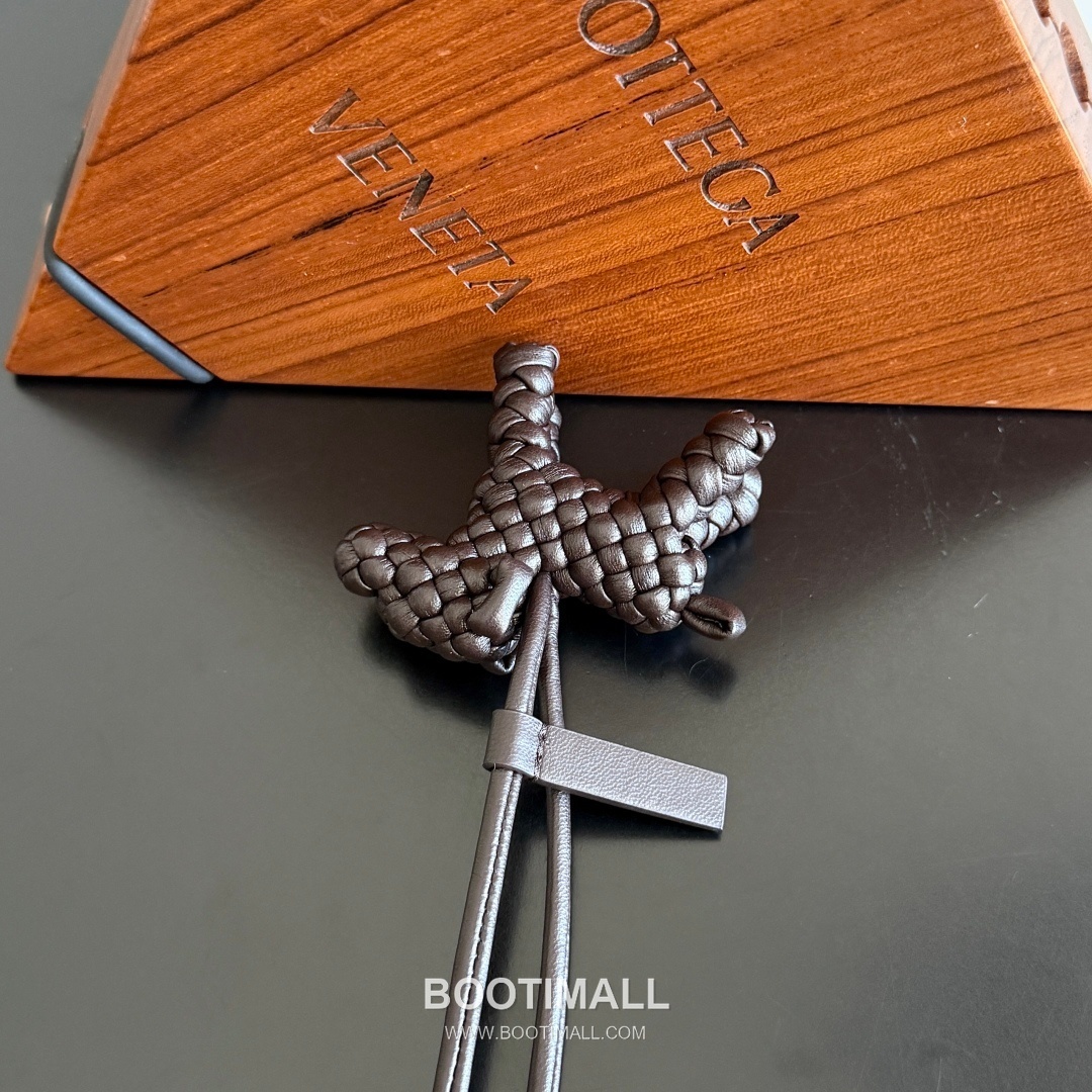 Bottega Veneta Intrecciato Dog Charm Leather Bag 보테가 베네타 인트레치아토 도그 참 가죽 백참 10