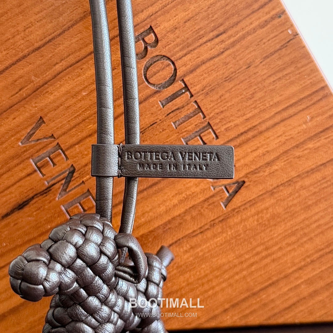 Bottega Veneta Intrecciato Dog Charm Leather Bag 보테가 베네타 인트레치아토 도그 참 가죽 백참 11