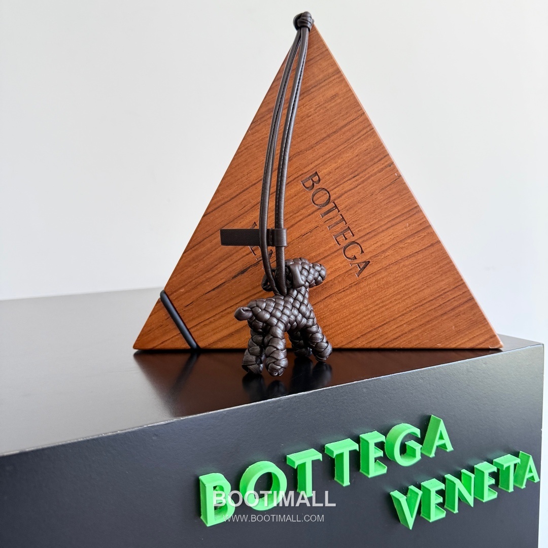 Bottega Veneta Intrecciato Dog Charm Leather Bag 보테가 베네타 인트레치아토 도그 참 가죽 백참 13