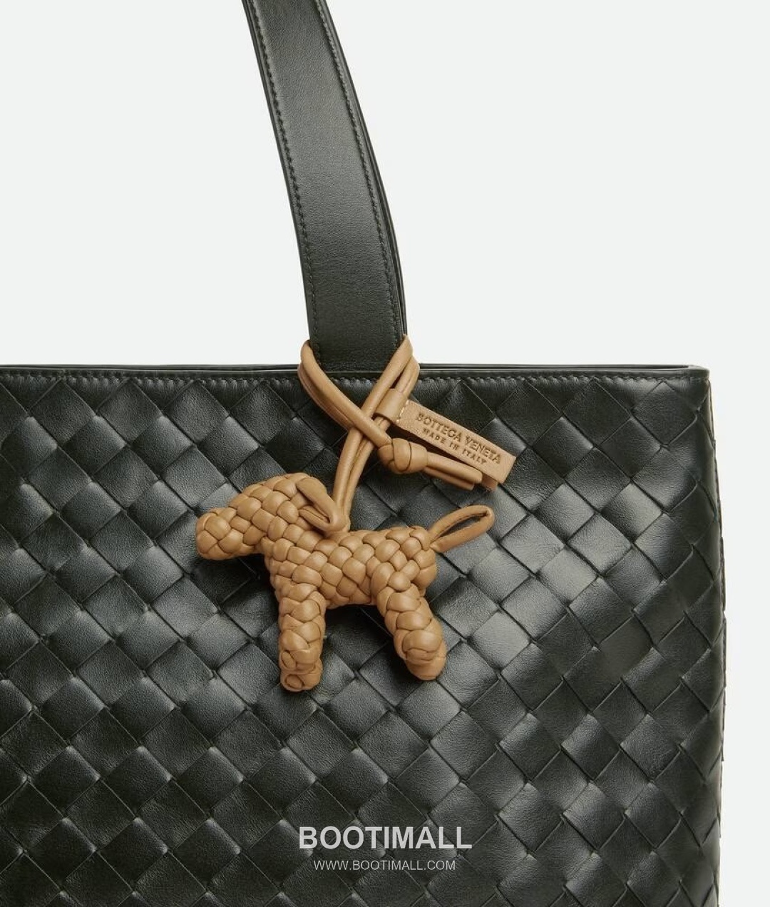 Bottega Veneta Intrecciato Dog Charm Leather Bag 보테가 베네타 인트레치아토 도그 참 가죽 백참 2