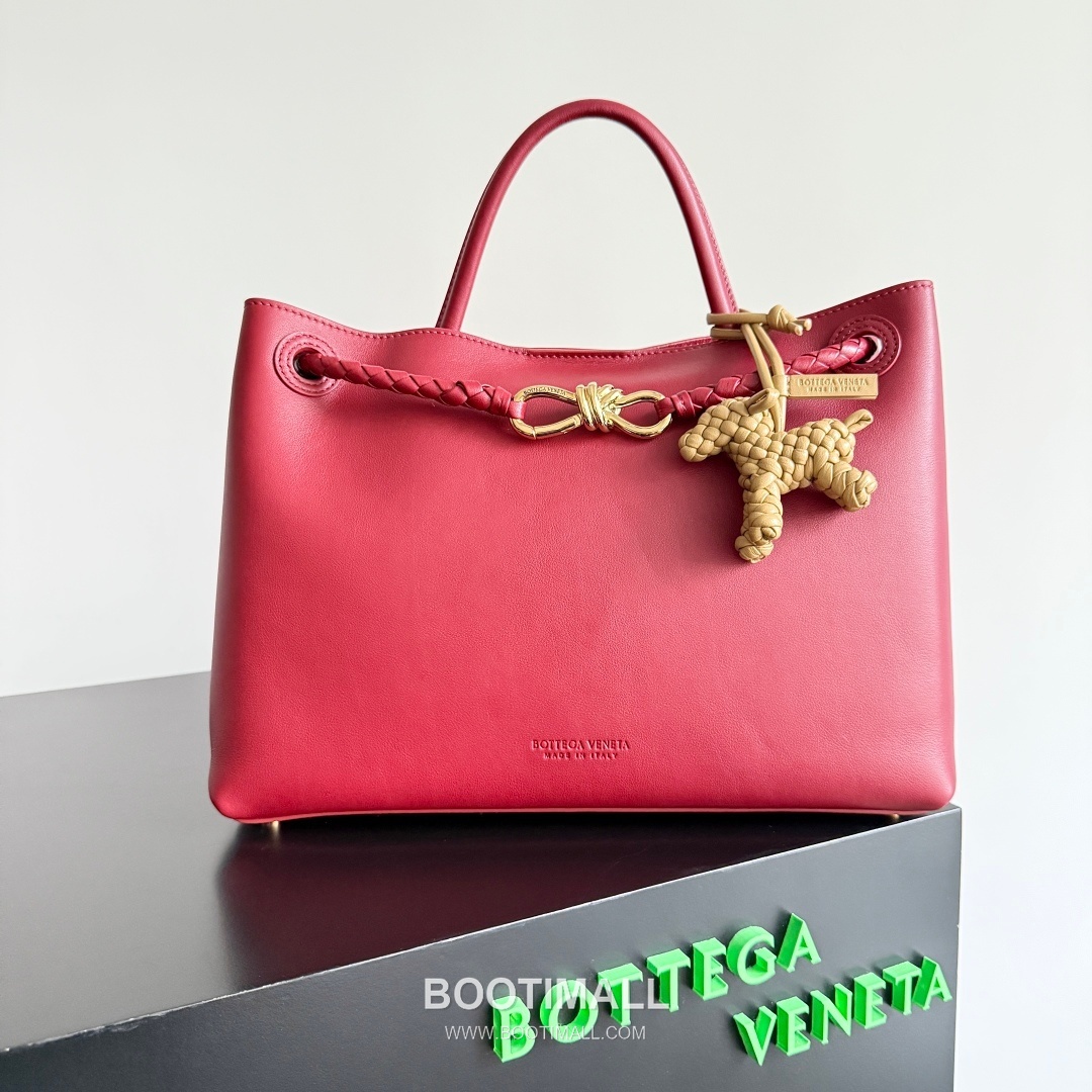 Bottega Veneta Intrecciato Dog Charm Leather Bag 보테가 베네타 인트레치아토 도그 참 가죽 백참 4