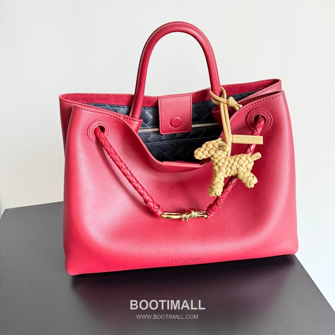 Bottega Veneta Intrecciato Dog Charm Leather Bag 보테가 베네타 인트레치아토 도그 참 가죽 백참 6