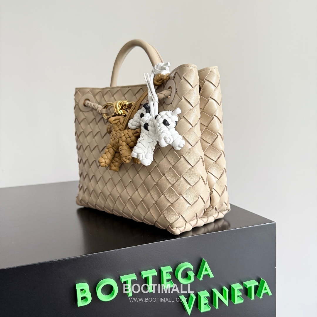 Bottega Veneta Intrecciato Dog Charm Leather Bag 보테가 베네타 인트레치아토 도그 참 가죽 백참 8