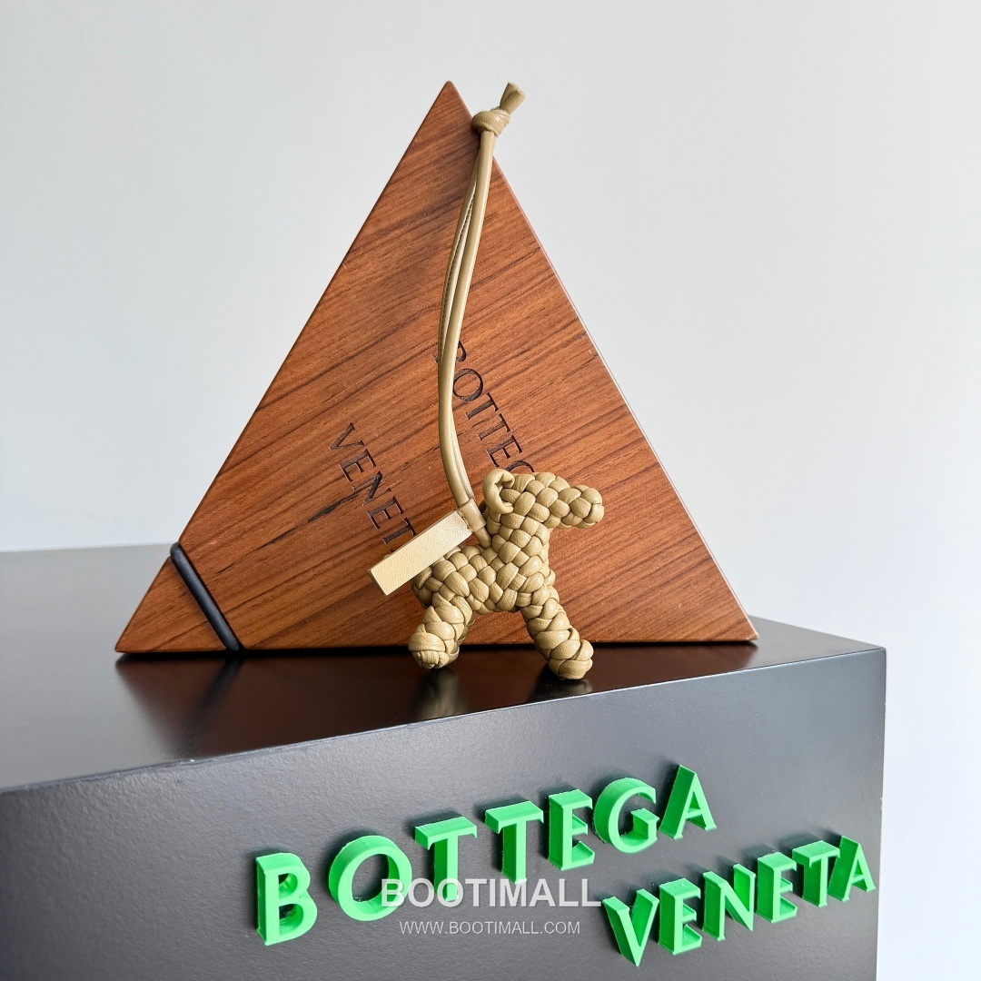 Bottega Veneta Intrecciato Dog Charm Leather Bag 보테가 베네타 인트레치아토 도그 참 가죽 백참 9