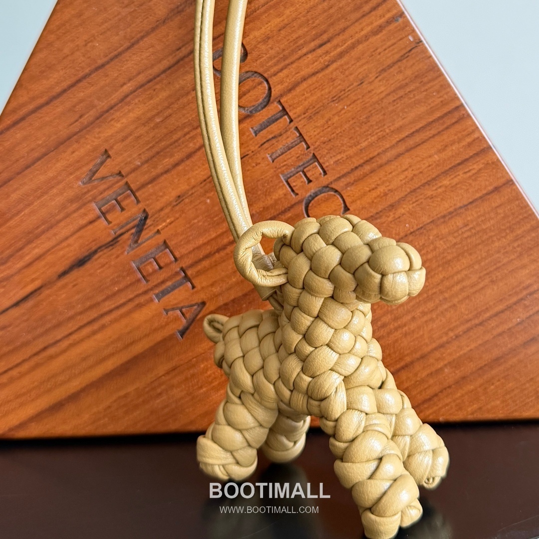 Bottega Veneta Intrecciato Dog Charm Leather Bag 보테가 베네타 인트레치아토 도그 참 가죽 백참 10