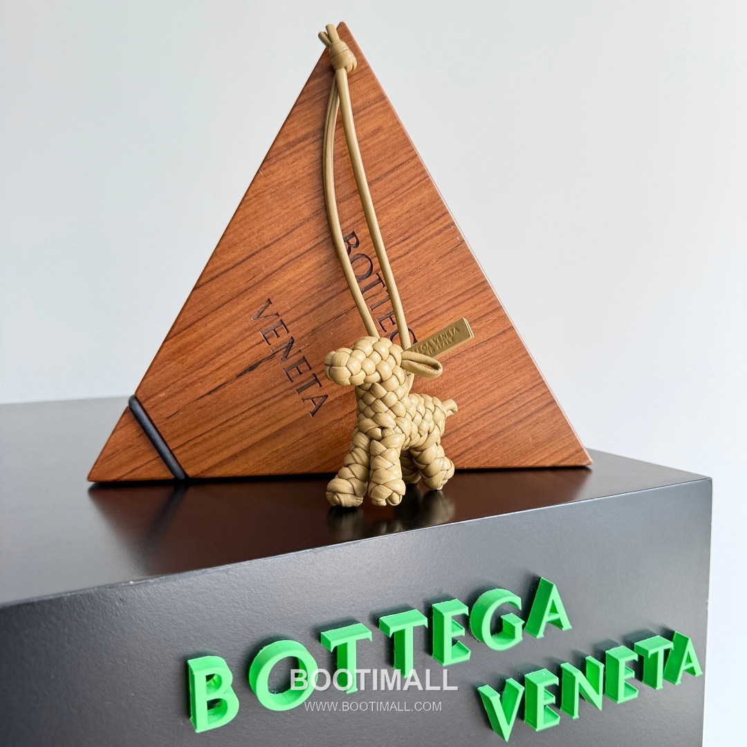 Bottega Veneta Intrecciato Dog Charm Leather Bag 보테가 베네타 인트레치아토 도그 참 가죽 백참 11