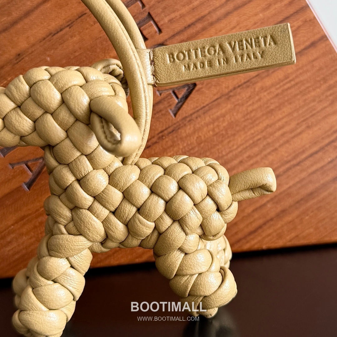 Bottega Veneta Intrecciato Dog Charm Leather Bag 보테가 베네타 인트레치아토 도그 참 가죽 백참 12