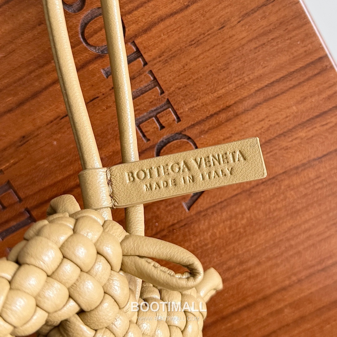 Bottega Veneta Intrecciato Dog Charm Leather Bag 보테가 베네타 인트레치아토 도그 참 가죽 백참 13