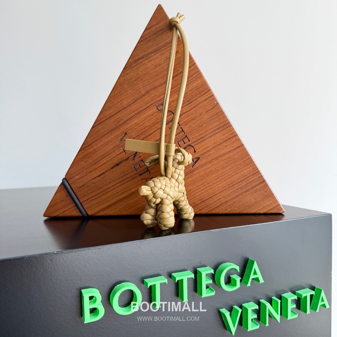 Bottega Veneta Intrecciato Dog Charm Leather Bag 보테가 베네타 인트레치아토 도그 참 가죽 백참 14