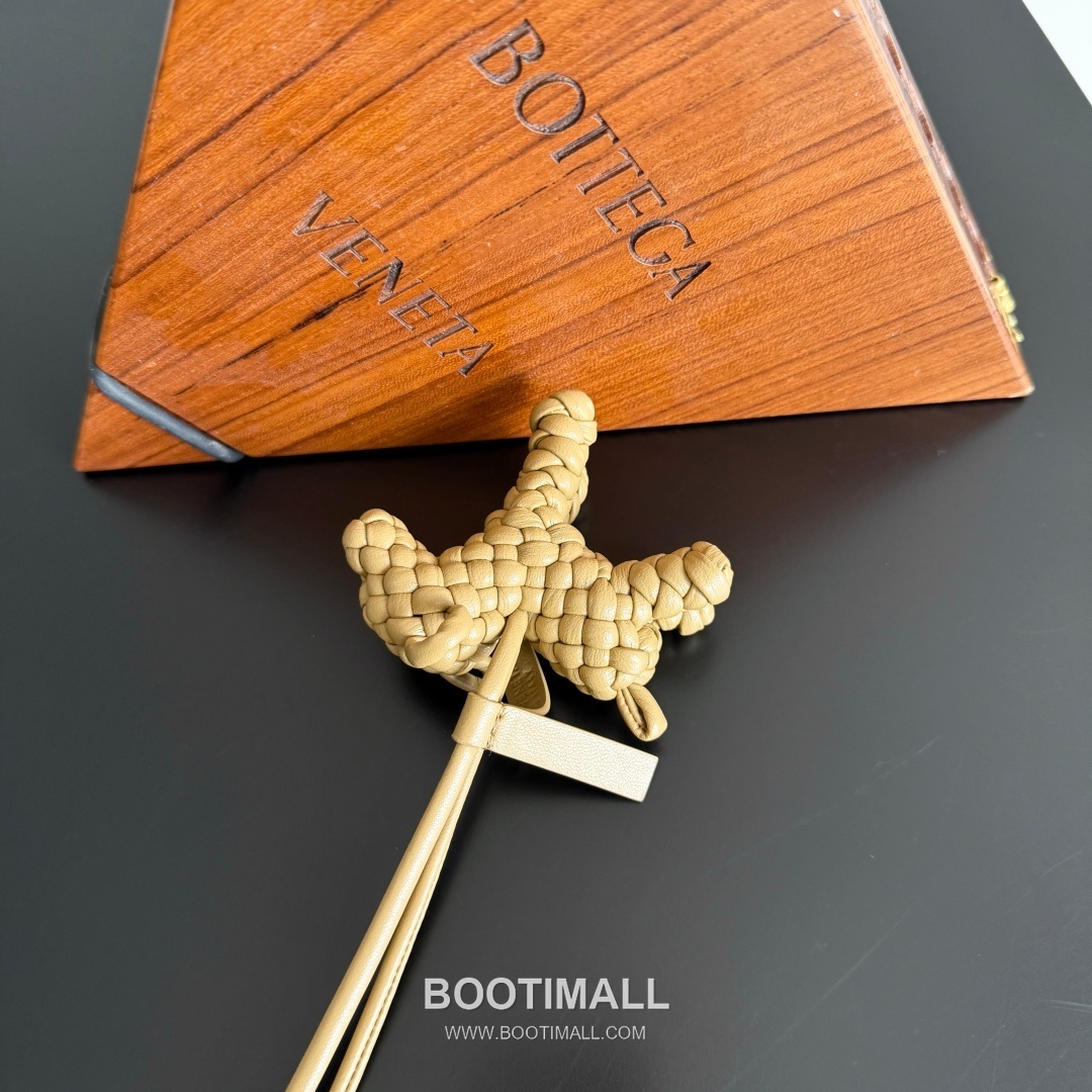 Bottega Veneta Intrecciato Dog Charm Leather Bag 보테가 베네타 인트레치아토 도그 참 가죽 백참 16