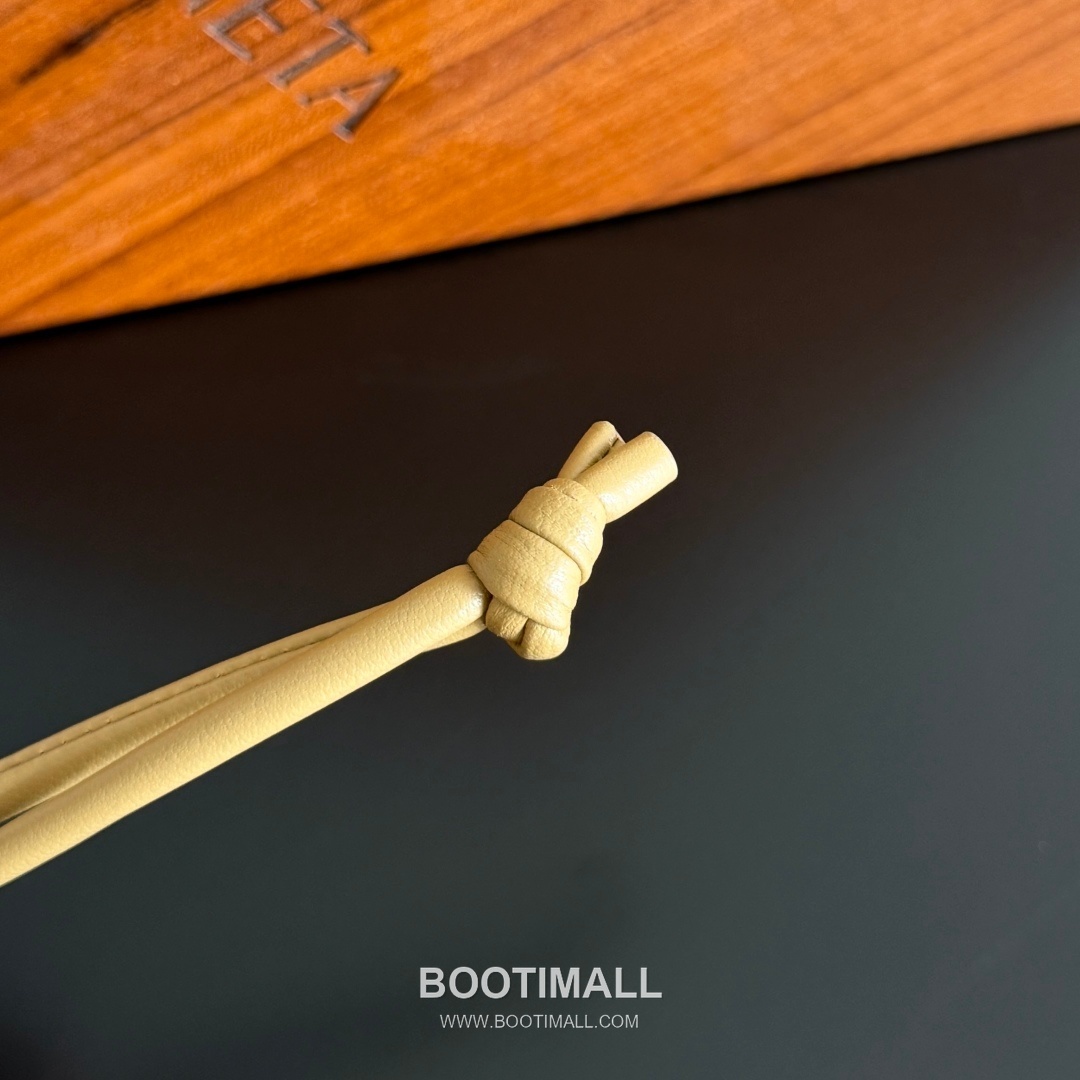 Bottega Veneta Intrecciato Dog Charm Leather Bag 보테가 베네타 인트레치아토 도그 참 가죽 백참 17