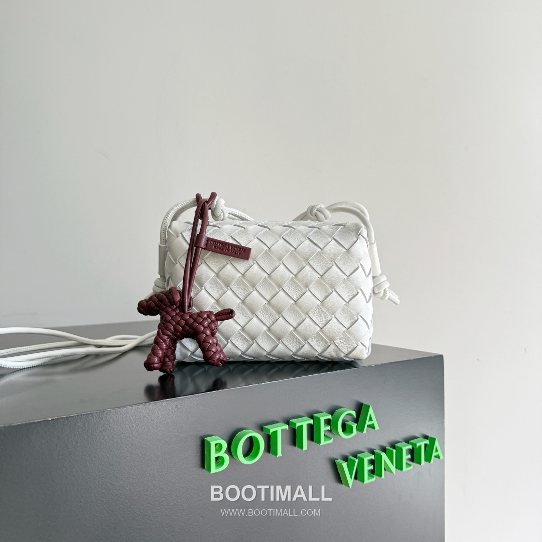 Bottega Veneta Intrecciato Dog Charm Leather Bag 보테가 베네타 인트레치아토 도그 참 가죽 백참 2