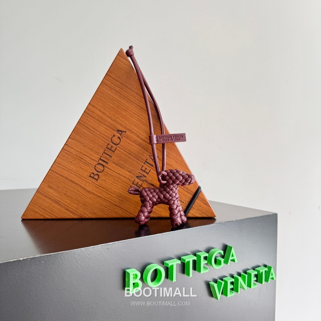 Bottega Veneta Intrecciato Dog Charm Leather Bag 보테가 베네타 인트레치아토 도그 참 가죽 백참 4