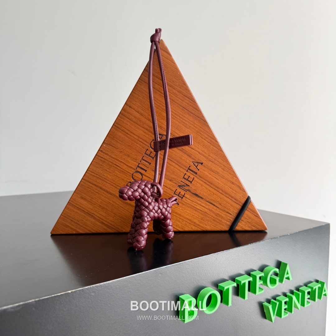 Bottega Veneta Intrecciato Dog Charm Leather Bag 보테가 베네타 인트레치아토 도그 참 가죽 백참 5