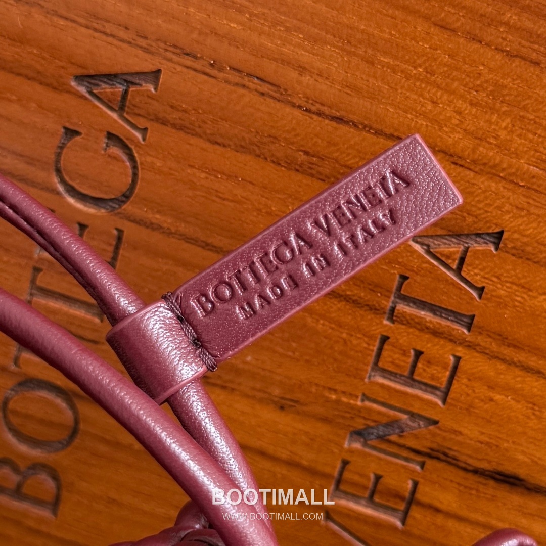 Bottega Veneta Intrecciato Dog Charm Leather Bag 보테가 베네타 인트레치아토 도그 참 가죽 백참 8