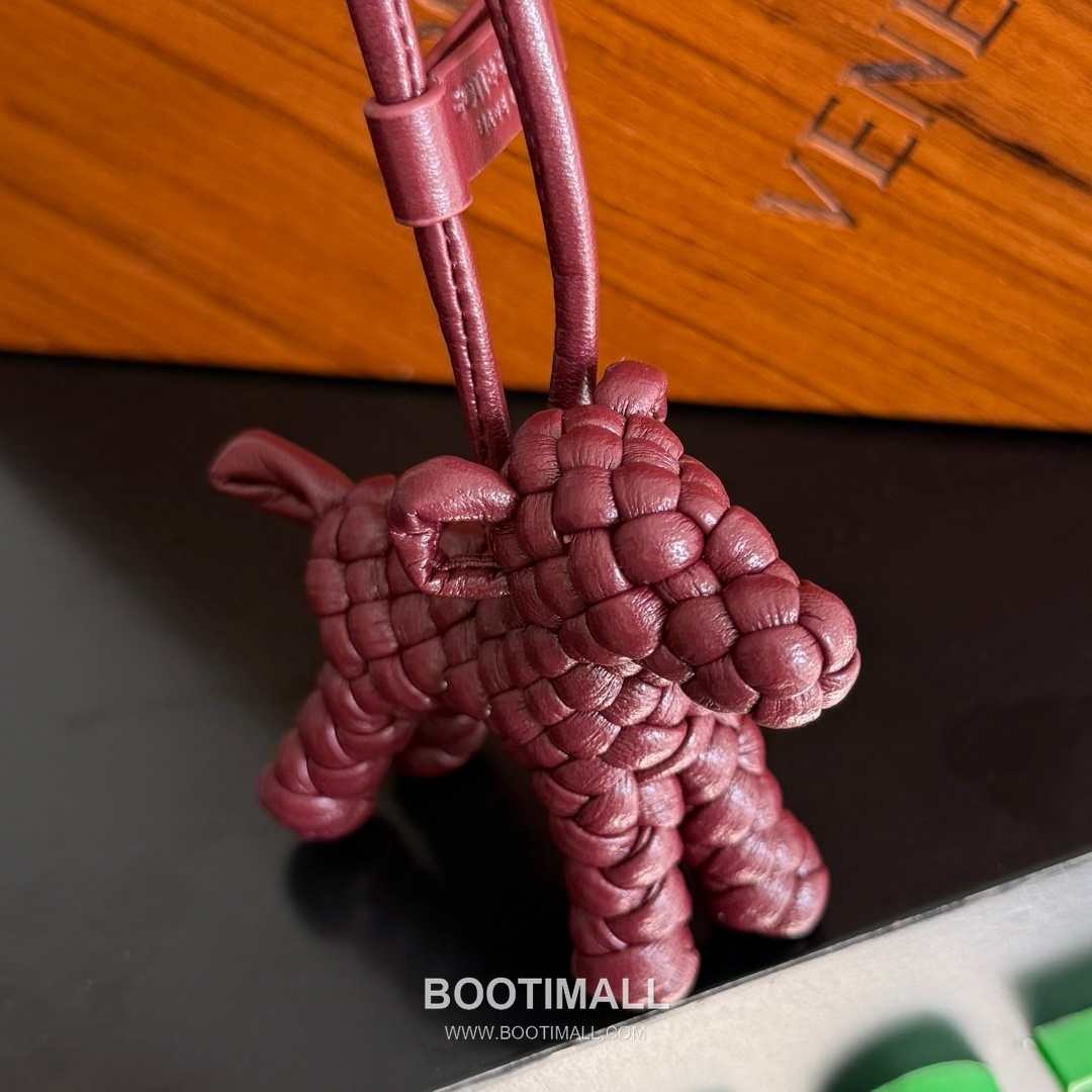 Bottega Veneta Intrecciato Dog Charm Leather Bag 보테가 베네타 인트레치아토 도그 참 가죽 백참 10