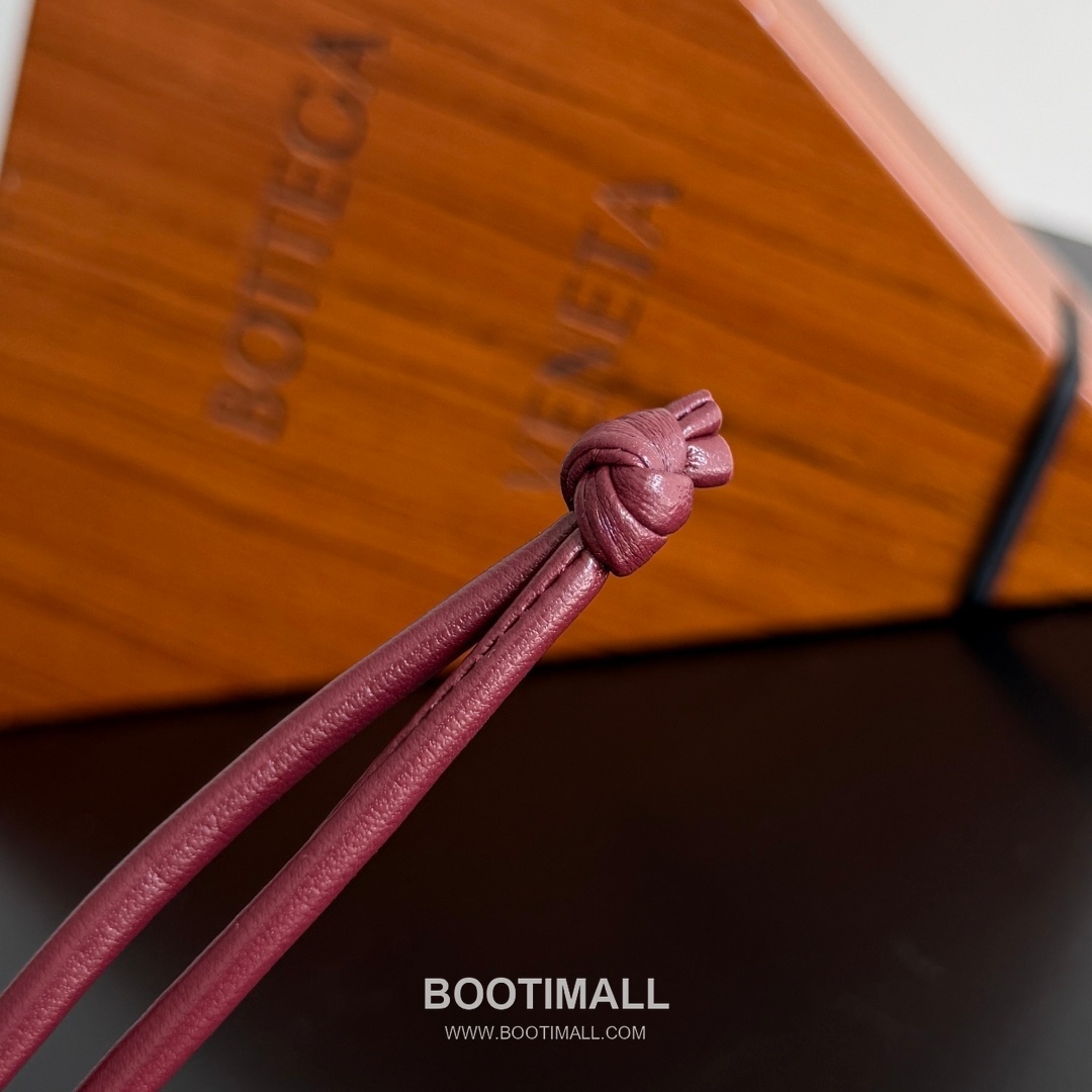 Bottega Veneta Intrecciato Dog Charm Leather Bag 보테가 베네타 인트레치아토 도그 참 가죽 백참 12