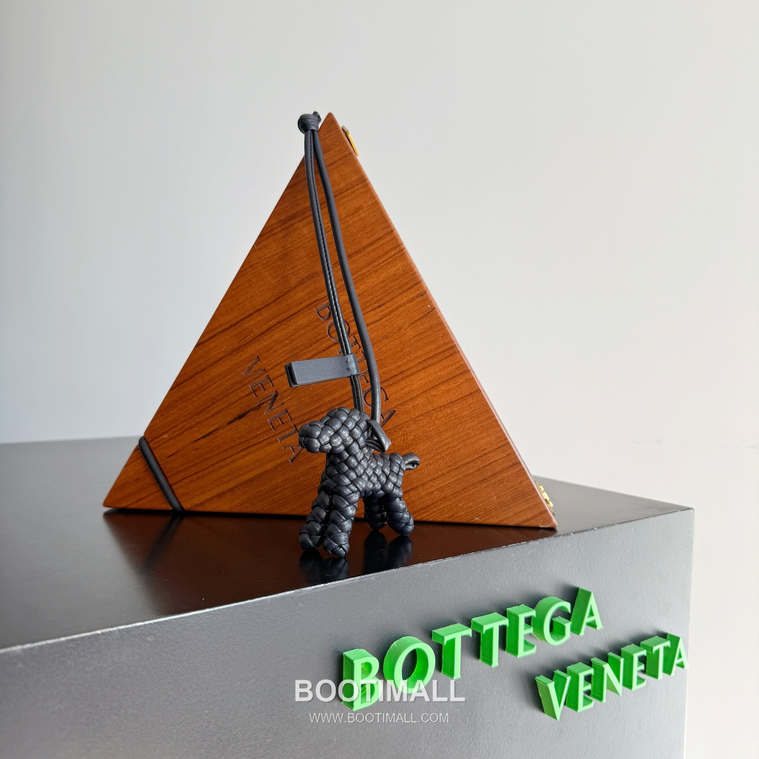 Bottega Veneta Intrecciato Dog Charm Leather Bag 보테가 베네타 인트레치아토 도그 참 가죽 백참 2