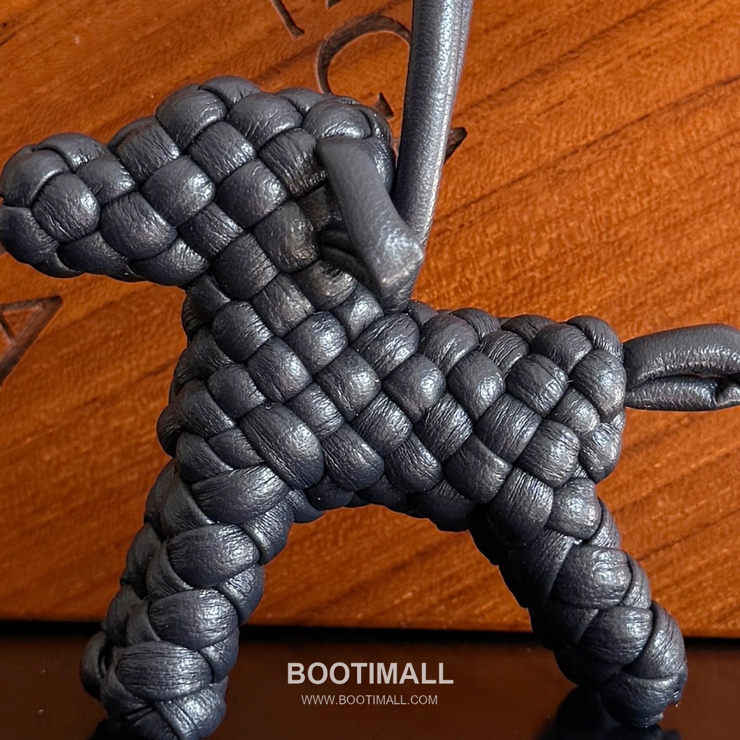 Bottega Veneta Intrecciato Dog Charm Leather Bag 보테가 베네타 인트레치아토 도그 참 가죽 백참 3