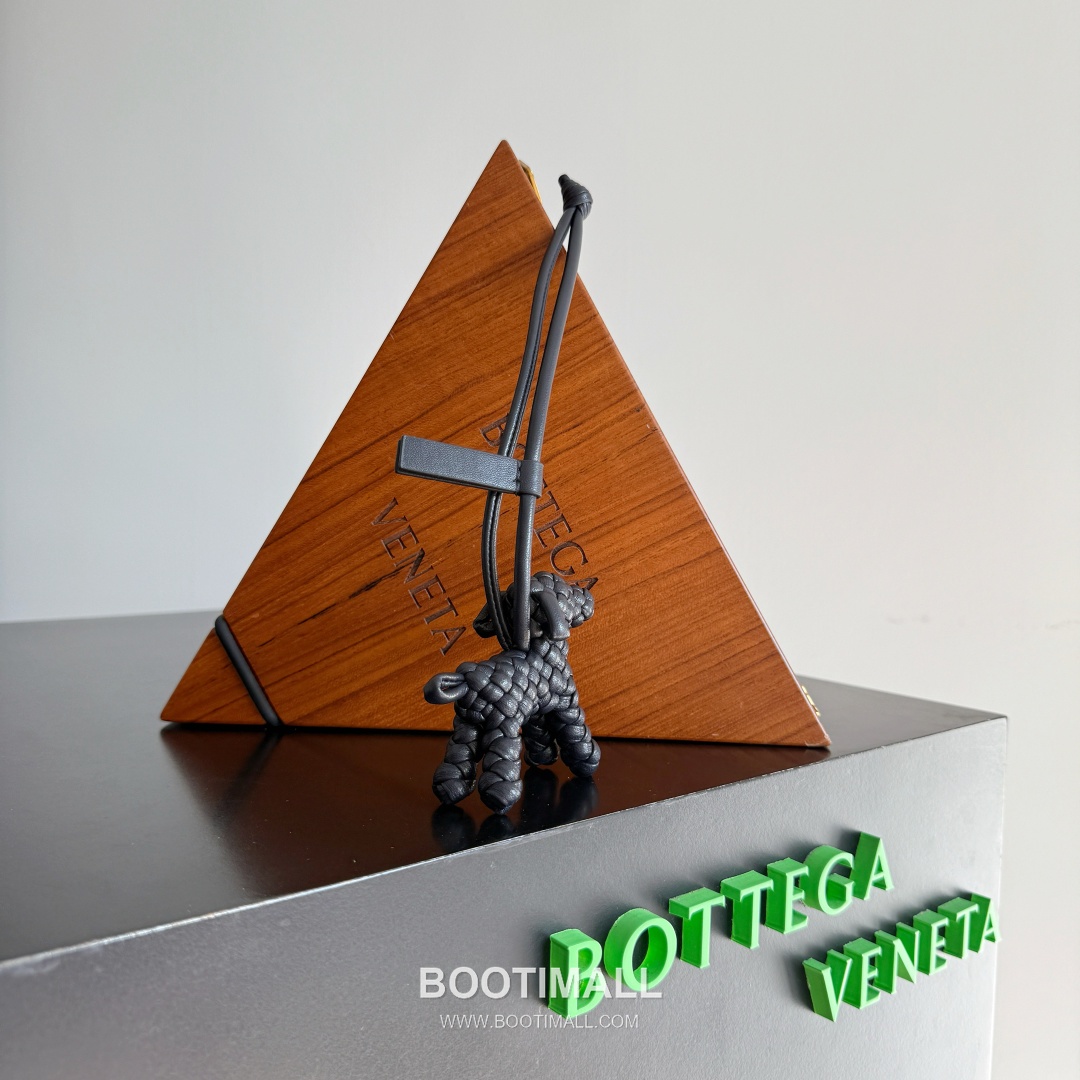 Bottega Veneta Intrecciato Dog Charm Leather Bag 보테가 베네타 인트레치아토 도그 참 가죽 백참 4