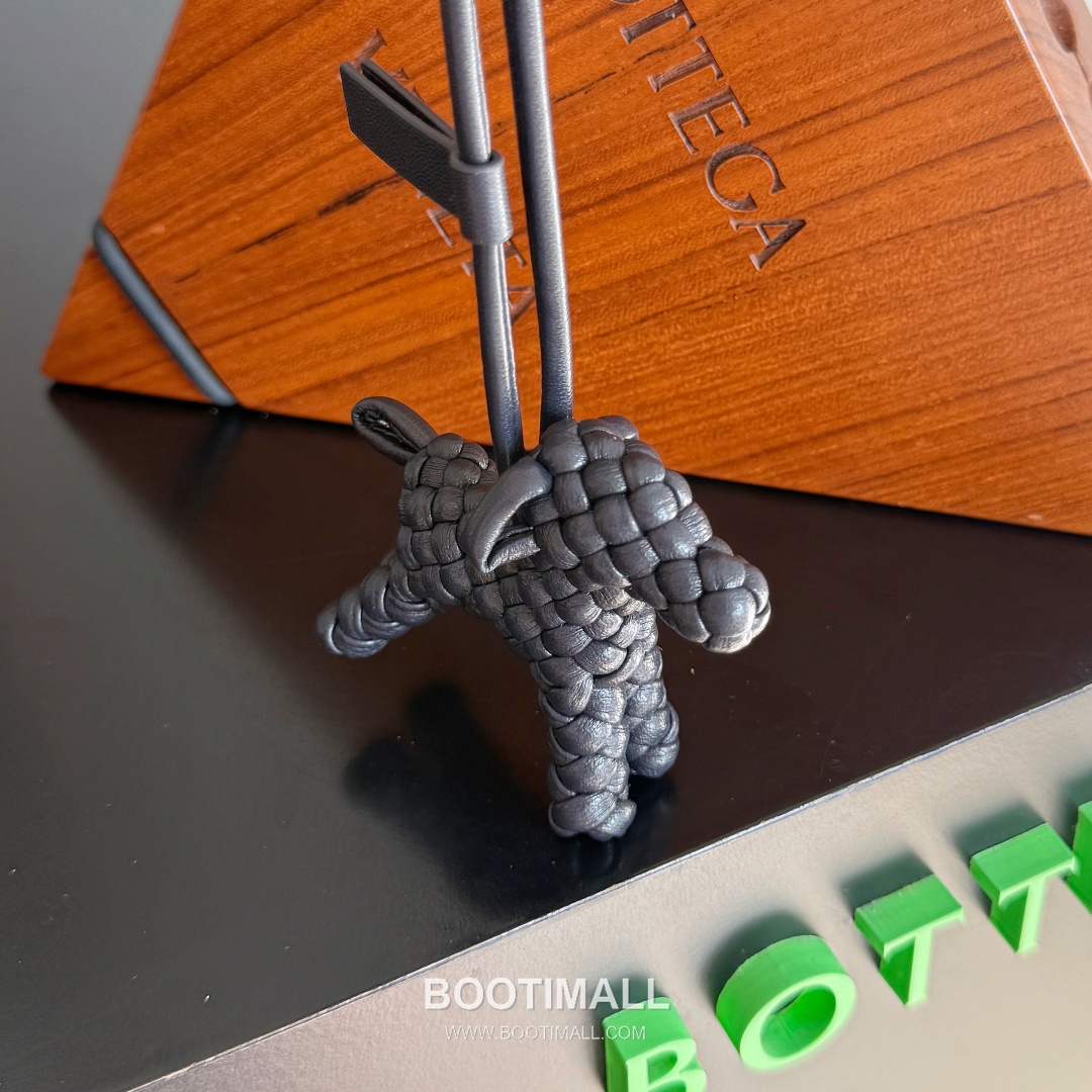 Bottega Veneta Intrecciato Dog Charm Leather Bag 보테가 베네타 인트레치아토 도그 참 가죽 백참 5