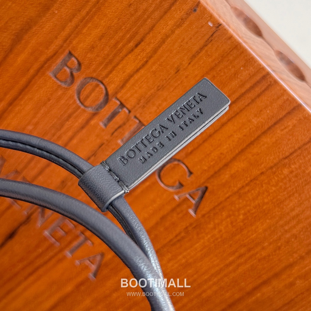 Bottega Veneta Intrecciato Dog Charm Leather Bag 보테가 베네타 인트레치아토 도그 참 가죽 백참 6