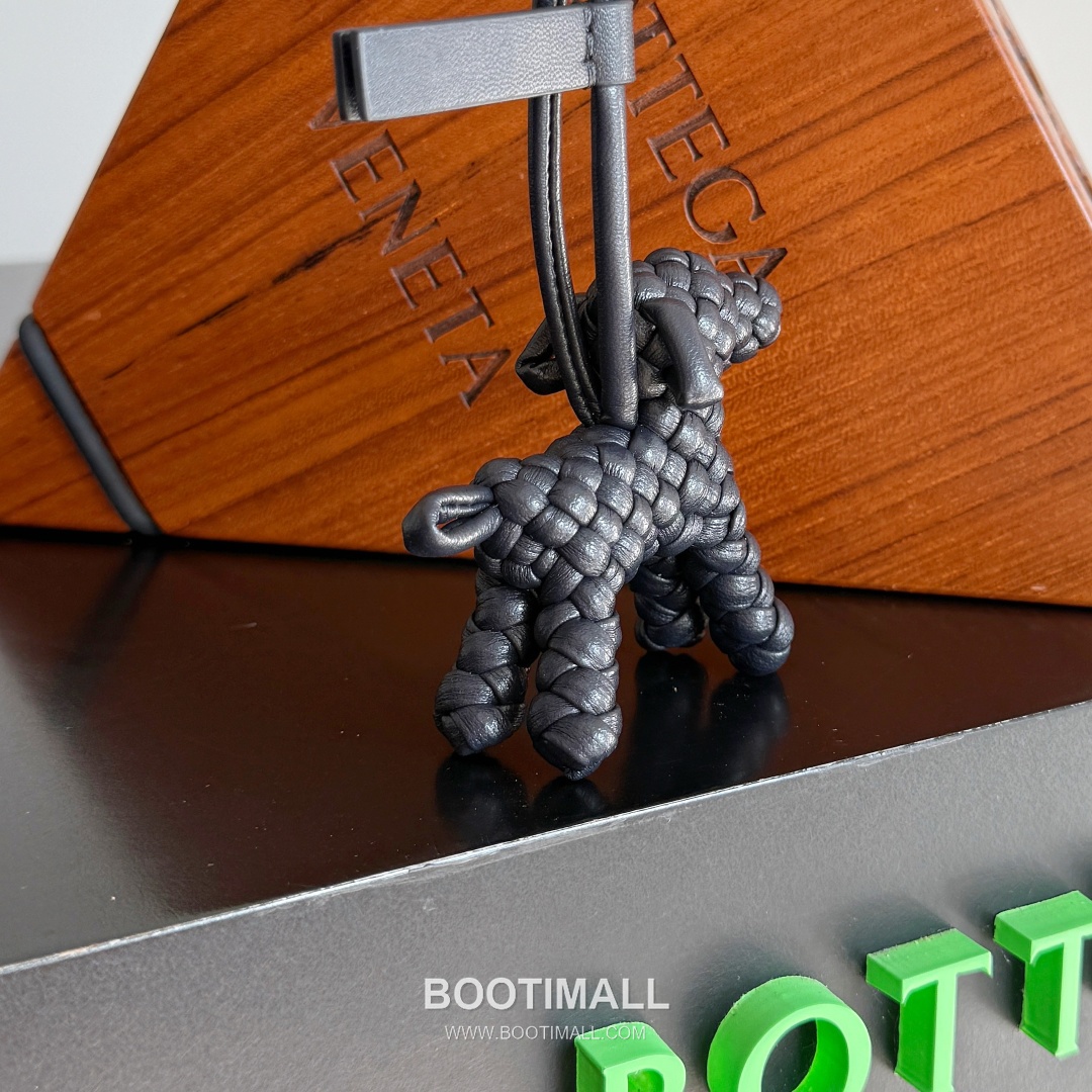 Bottega Veneta Intrecciato Dog Charm Leather Bag 보테가 베네타 인트레치아토 도그 참 가죽 백참 7