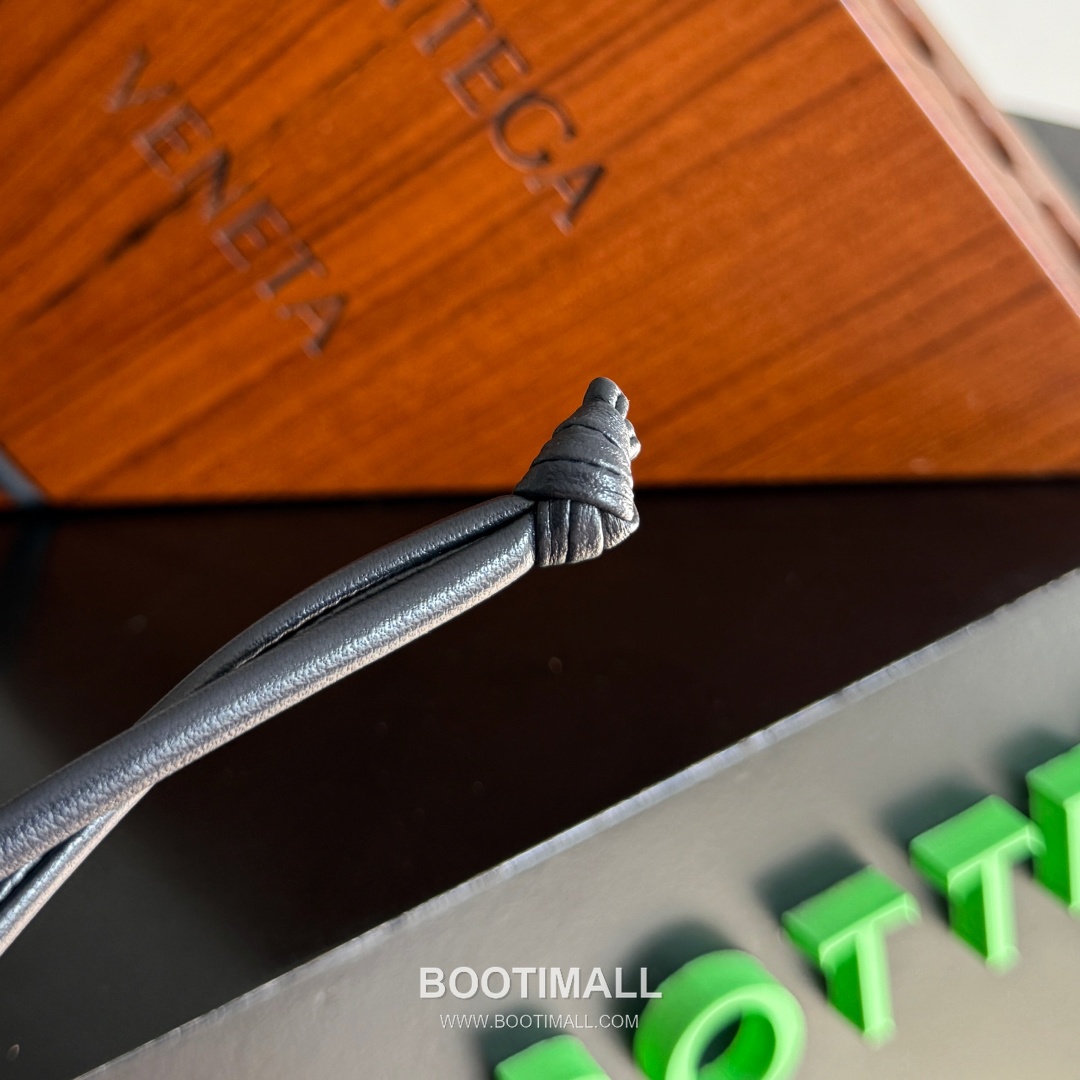 Bottega Veneta Intrecciato Dog Charm Leather Bag 보테가 베네타 인트레치아토 도그 참 가죽 백참 9