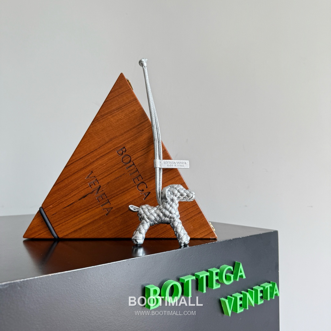 Bottega Veneta Intrecciato Dog Charm Leather Bag 보테가 베네타 인트레치아토 도그 참 가죽 백참 1