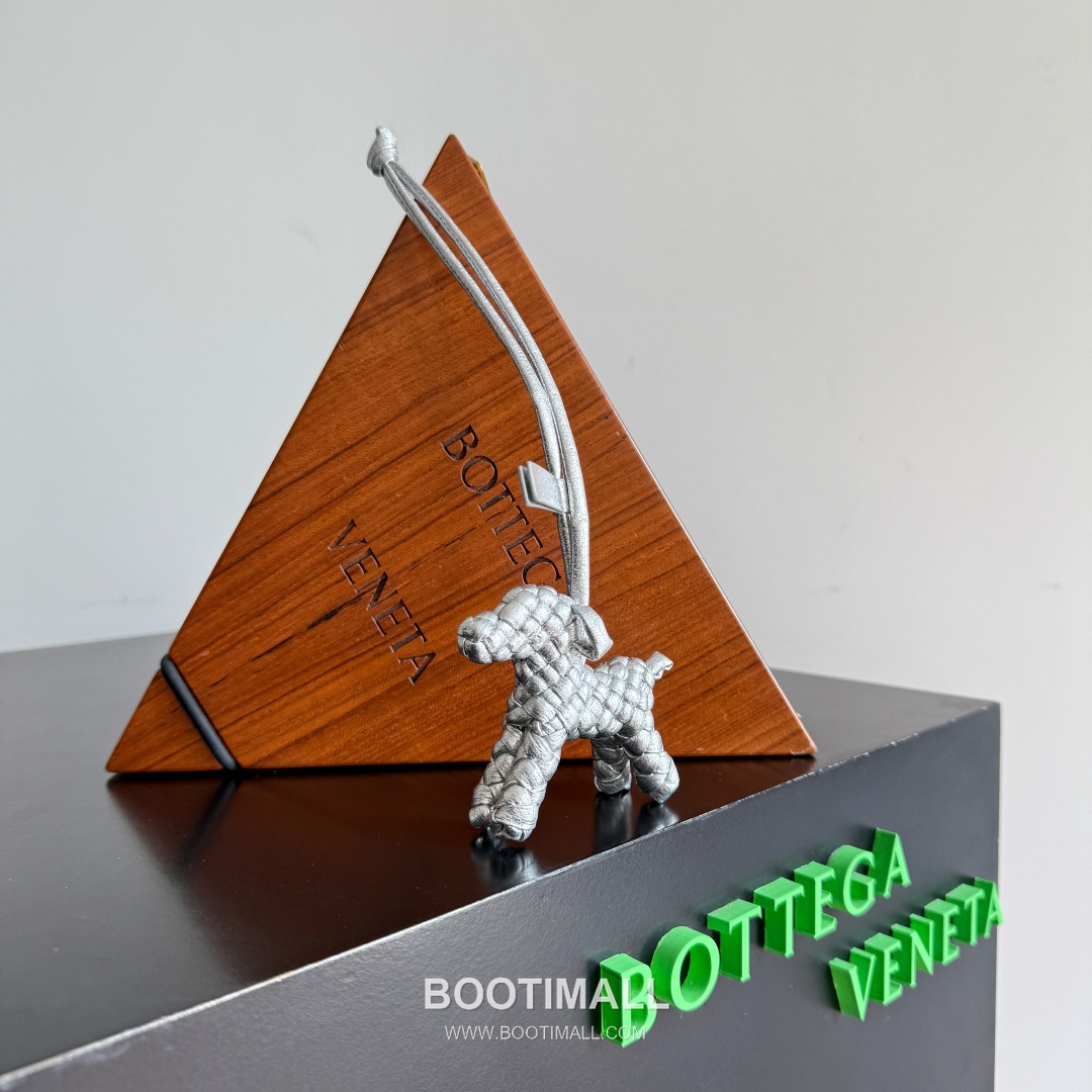 Bottega Veneta Intrecciato Dog Charm Leather Bag 보테가 베네타 인트레치아토 도그 참 가죽 백참 2