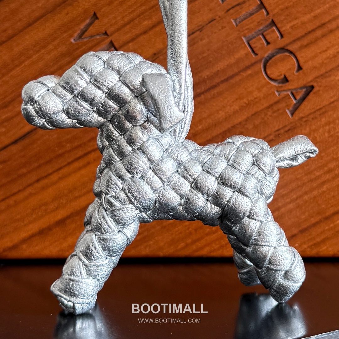 Bottega Veneta Intrecciato Dog Charm Leather Bag 보테가 베네타 인트레치아토 도그 참 가죽 백참 3