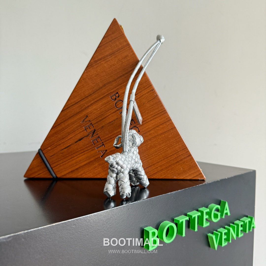 Bottega Veneta Intrecciato Dog Charm Leather Bag 보테가 베네타 인트레치아토 도그 참 가죽 백참 4