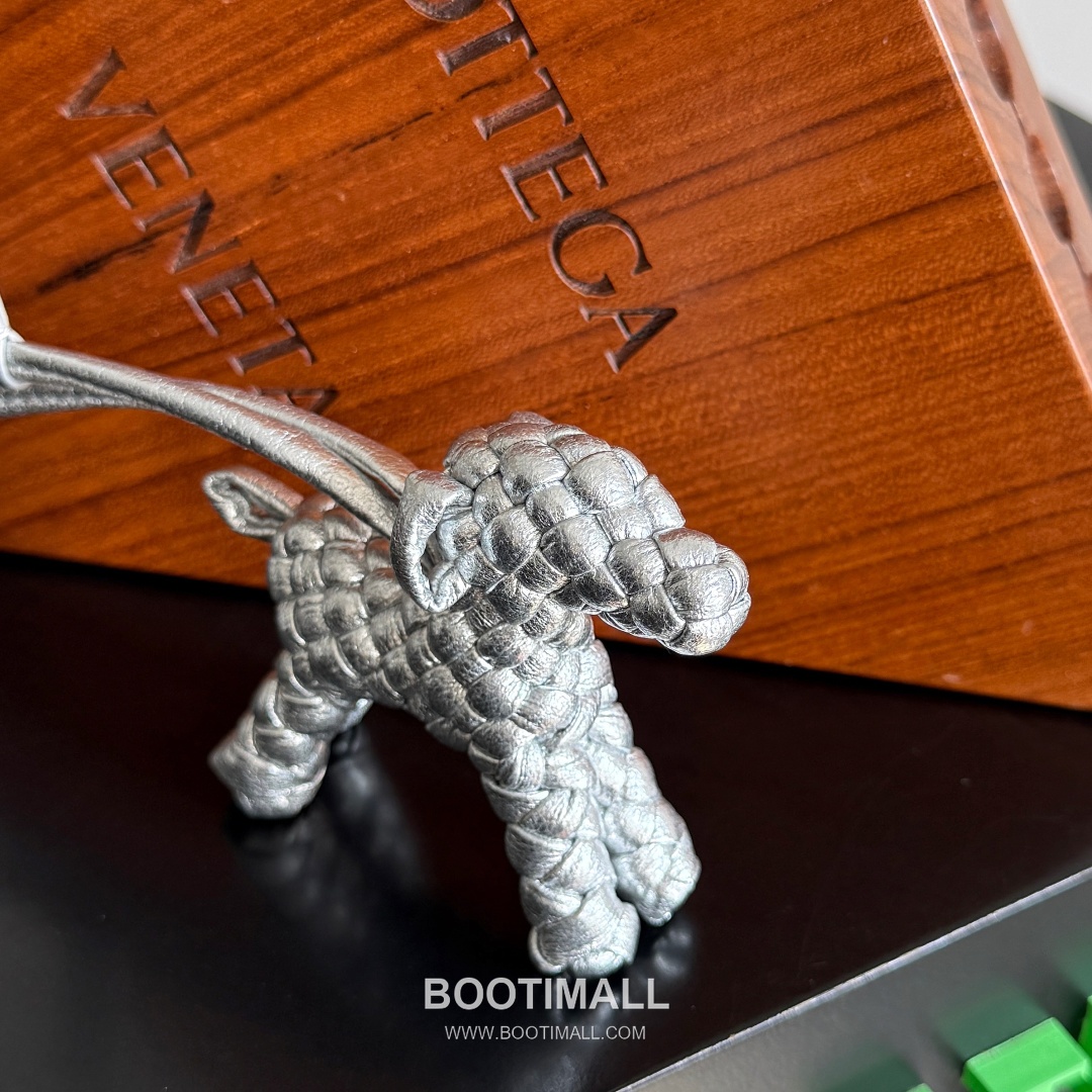 Bottega Veneta Intrecciato Dog Charm Leather Bag 보테가 베네타 인트레치아토 도그 참 가죽 백참 5