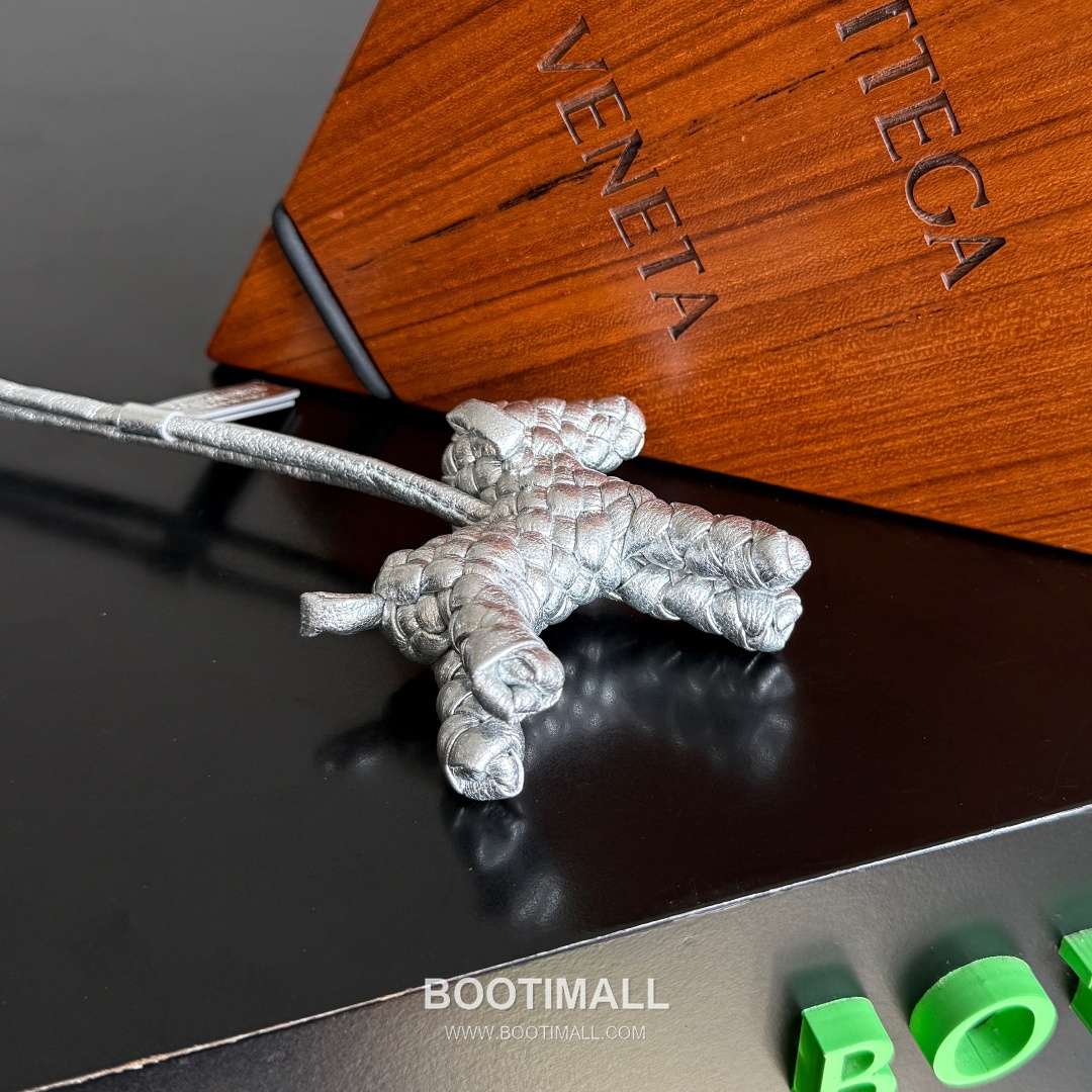 Bottega Veneta Intrecciato Dog Charm Leather Bag 보테가 베네타 인트레치아토 도그 참 가죽 백참 7