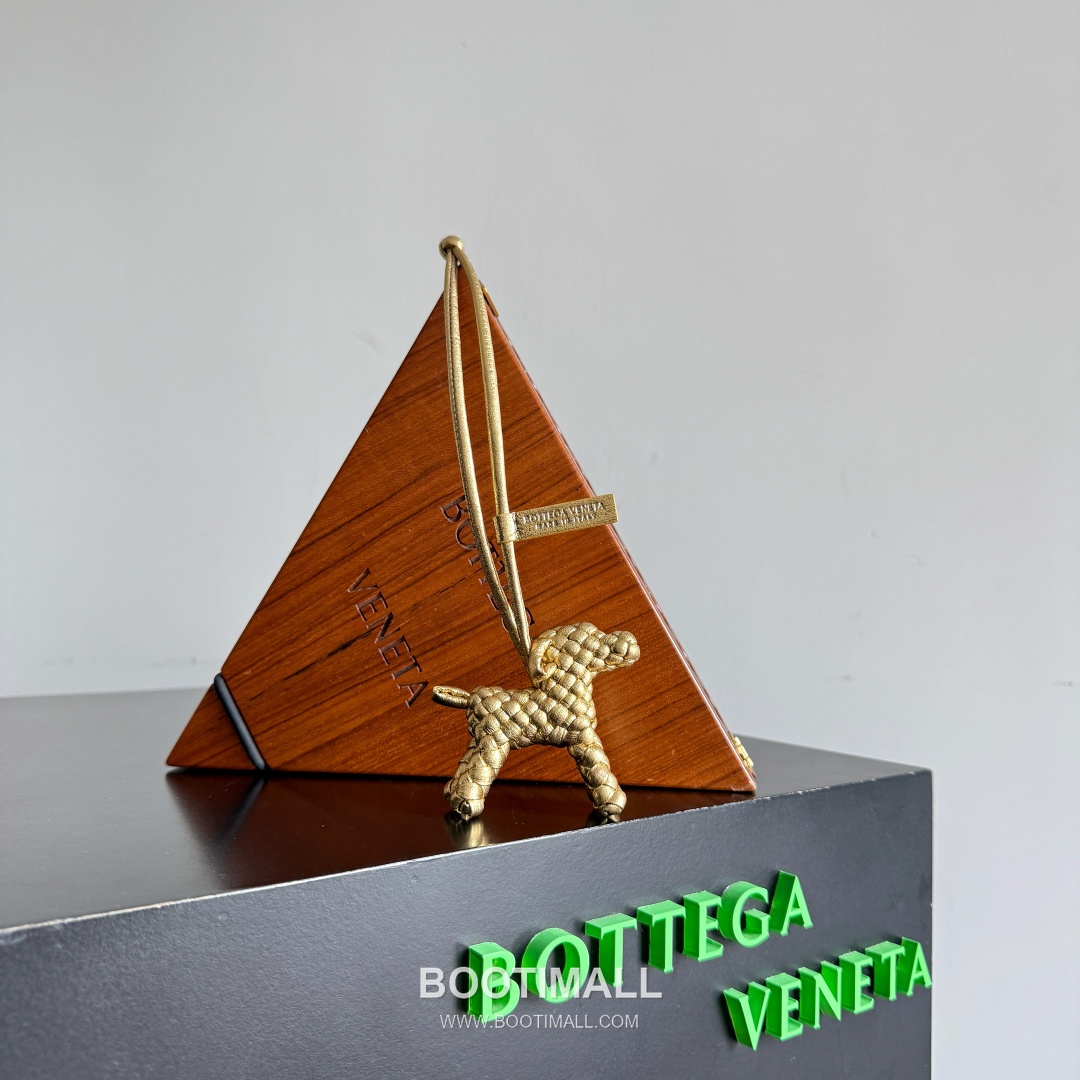 Bottega Veneta Intrecciato Dog Charm Leather Bag 보테가 베네타 인트레치아토 도그 참 가죽 백참 1